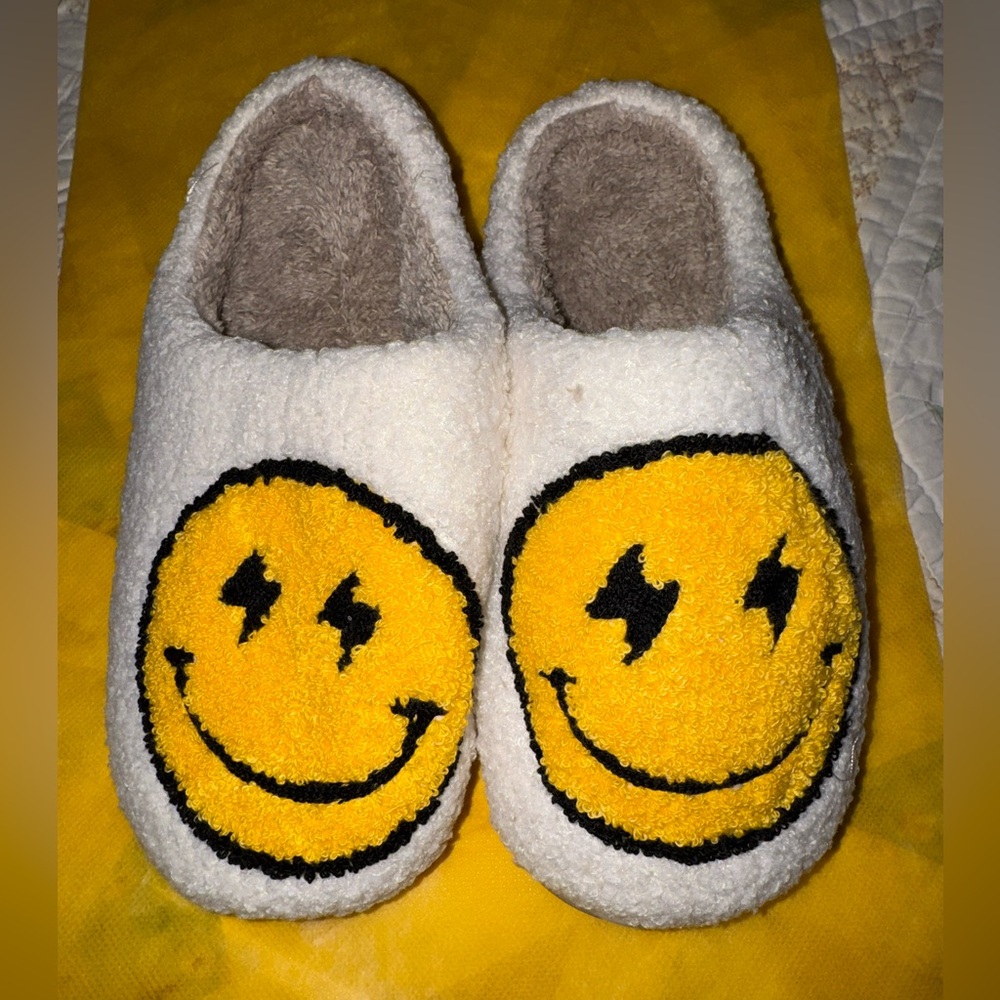 💥SALE💥NEW Cozy Smiley Face Fuzzy Slippers – White & Yellow | Women’s 9–10